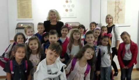 Posjeta prvačića iz Osnovne škole “Safvet-beg Bašagić” uljepšao nam je kišni ponedjeljak.